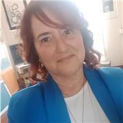 Insegnante in pensione di scuola primaria di ruolo impartisce lezioni di matematica e anche altre discipline fino ad allievi di scuola media